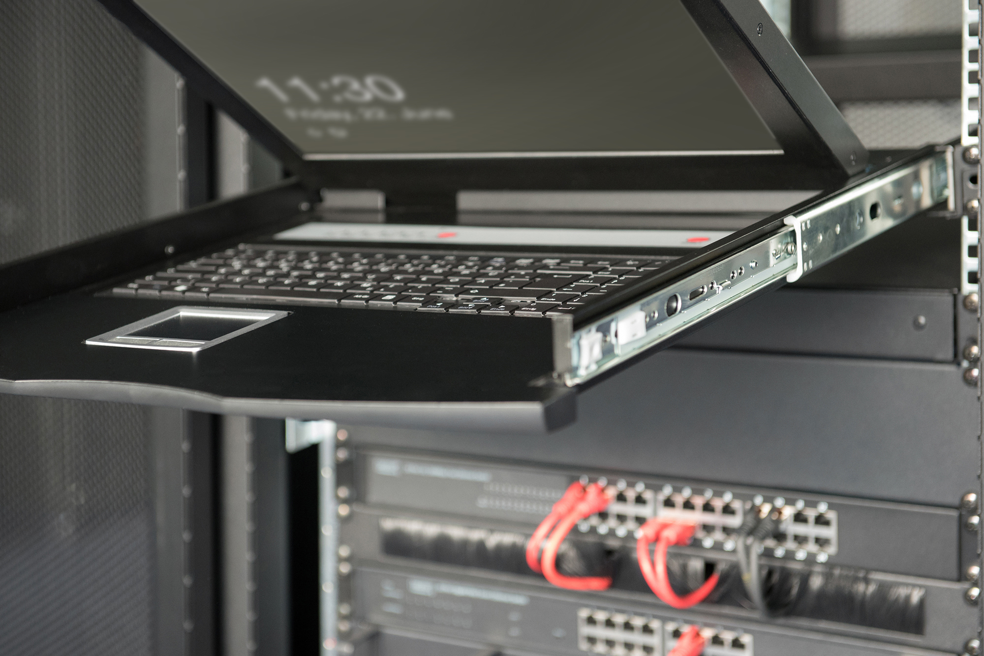 Modular HD LCD KVM console with 19" TFT, 8-port Cat. 5 KVM connection, touchpad, US keyboard layout
